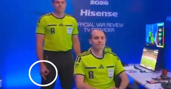 Trọng tài VAR World Cup 2026 gây tranh cãi với cử chỉ kỳ lạ, FIFA vào cuộc điều tra - hình ảnh - j88slot.vip