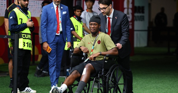 Tiền đạo Canada xuất hiện trên xe lăn sau chấn thương kinh hoàng, FIFA phạt nguội cực nặng sao Qatar - hình ảnh - j88slot.vip Tiền đạo Canada xuất hiện trên xe lăn sau chấn thương kinh hoàng, FIFA phạt nguội cực nặng sao Qatar - hình ảnh - j88slot.vip