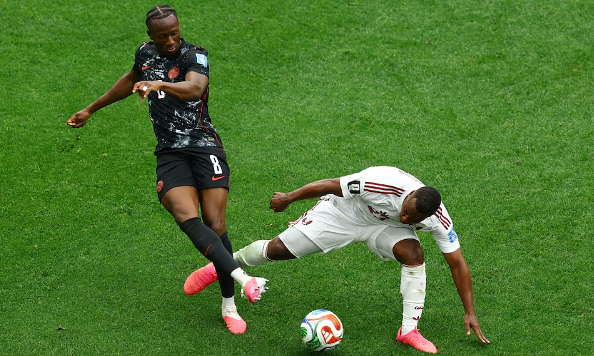 FIFA phạt nặng cầu thủ Qatar làm gãy chân tiền vệ Canada tại World Cup 2026 - hình ảnh - j88slot.vip