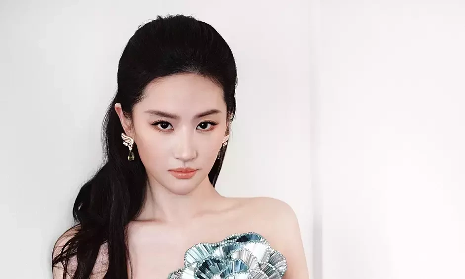 Lưu Diệc Phi lộng lẫy như ‘bông hồng thủy tinh’ – Cơ hội nhận thưởng J88 chính thức ngay hôm nay - hình ảnh - j88slot.vip