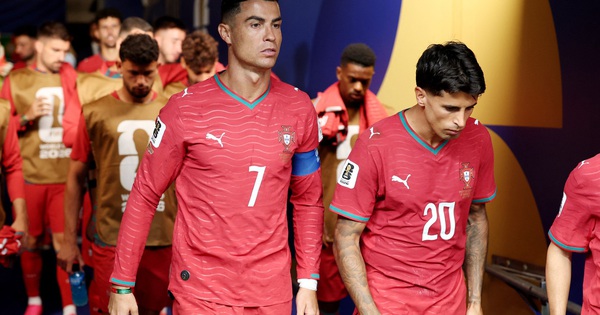 J88 Việt Nam: Fan cuồng Ronaldo ‘ném đá’ đồng đội sau trận hòa gây tranh cãi - hình ảnh - j88slot.vip J88 Việt Nam: Fan cuồng Ronaldo ‘ném đá’ đồng đội sau trận hòa gây tranh cãi - hình ảnh - j88slot.vip