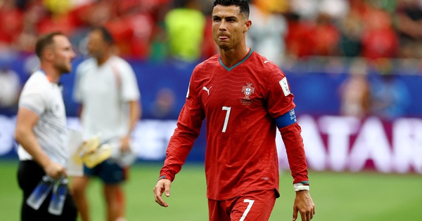 Ronaldo rời sân gây xôn xao: HLV Bồ Đào Nha lý giải do ‘chưa quen quy trình’ - hình ảnh - j88slot.vip Ronaldo rời sân gây xôn xao: HLV Bồ Đào Nha lý giải do ‘chưa quen quy trình’ - hình ảnh - j88slot.vip