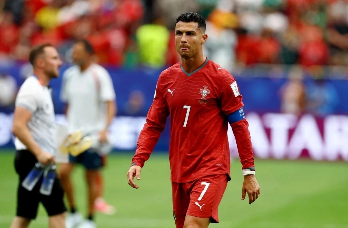 Cầu thủ CHDC Congo thừa nhận không kèm Ronaldo: Cơ hội cho fan J88 đổi thưởng? - hình ảnh - j88slot.vip Cầu thủ CHDC Congo thừa nhận không kèm Ronaldo: Cơ hội cho fan J88 đổi thưởng? - hình ảnh - j88slot.vip