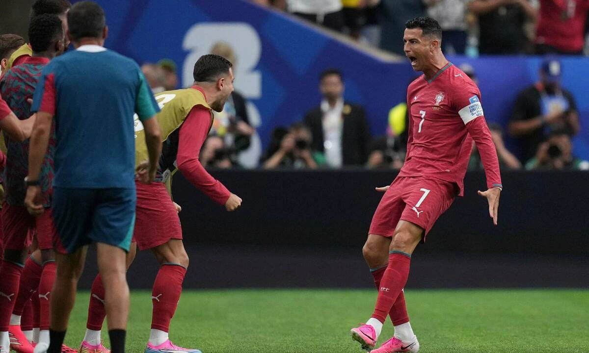 Ibrahimovic chê Ronaldo: ‘Cứ như vừa trở về từ hành tinh khác’ - hình ảnh - j88slot.vip