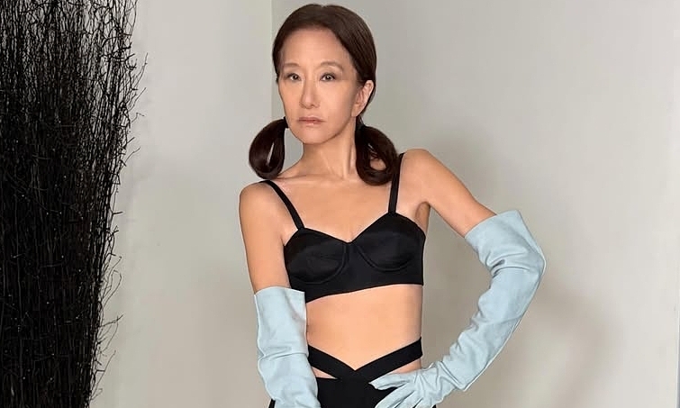 Vera Wang diện váy xuyên thấu, buộc tóc hai bên: Phong cách táo bạo ở tuổi 77 - hình ảnh - j88slot.vip