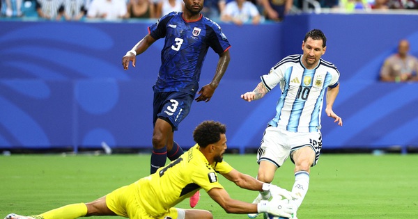 Khoảnh khắc thủ thành Vozinha cản phá cú sút của Messi: Huyền thoại dù thua cuộc - hình ảnh - j88slot.vip