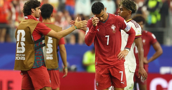 Ibrahimovic chê HLV Martinez không dám hy sinh Ronaldo, khiến Bồ Đào Nha bị loại cay đắng - hình ảnh - j88slot.vip
