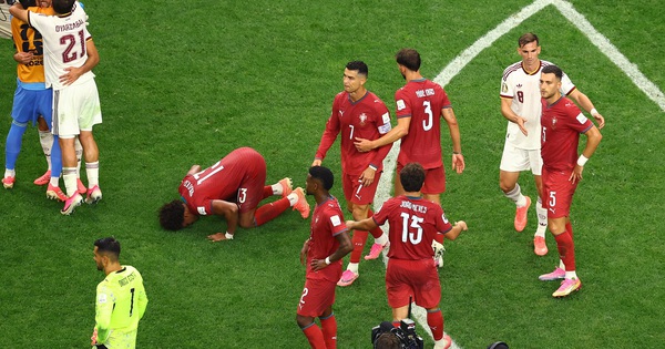 HLV Tây Ban Nha gây sốt với khoảnh khắc ôm Ronaldo: ‘Tôi ngưỡng mộ giá trị anh ấy…’ - hình ảnh - j88slot.vip HLV Tây Ban Nha gây sốt với khoảnh khắc ôm Ronaldo: ‘Tôi ngưỡng mộ giá trị anh ấy…’ - hình ảnh - j88slot.vip