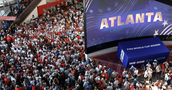 Cơn sốt vòng tay ‘huyền thoại’ tại World Cup 2026: Món quà miễn phí khiến triệu fan cuồng nhiệt - hình ảnh - j88slot.vip