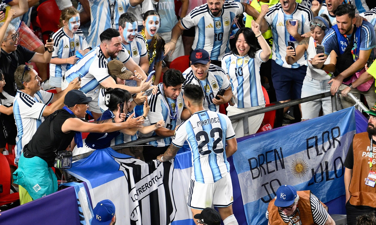 Báo Anh đặt dấu hỏi về việc tiền đạo Argentina thoát thẻ đỏ: góc nhìn mới cho người chơi Việt - hình ảnh - j88slot.vip