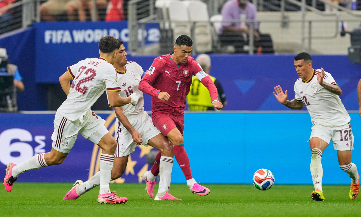 Ronaldo Nhận Điểm Thấp Nhất Trận Thua Tây Ban Nha: Cơ Hội Mới Cho Fan Cá Cược Cùng J88 - hình ảnh - j88slot.vip