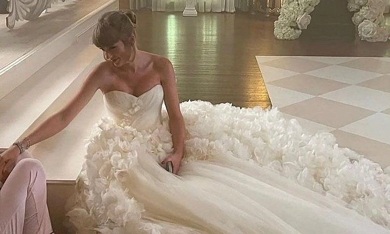Taylor Swift diện đầm cưới Dior trong hôn lễ với Travis Kelce - hình ảnh - j88slot.vip